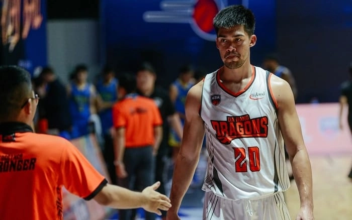 Chris Dierker nâng cúp vô địch VBA cùng Danang Dragons, nguồn: Bigbet88.