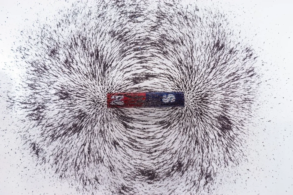 Hình ảnh từ phổ sắt quanh nam châm chữ U trong phòng thí nghiệm