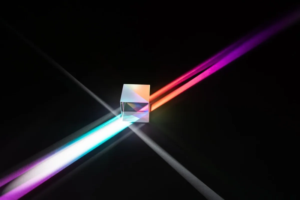 Góc lệch khúc xạ ánh sáng qua lăng kính giữa tia tới và tia ló