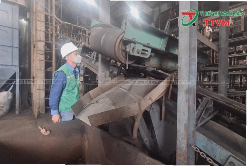 Băng tải từ ứng dụng cơ chế hút sắt của nam châm
