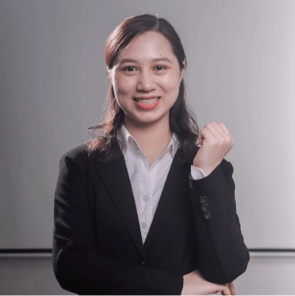 Chuyên gia hóa học đang làm việc với các công thức tính toán
