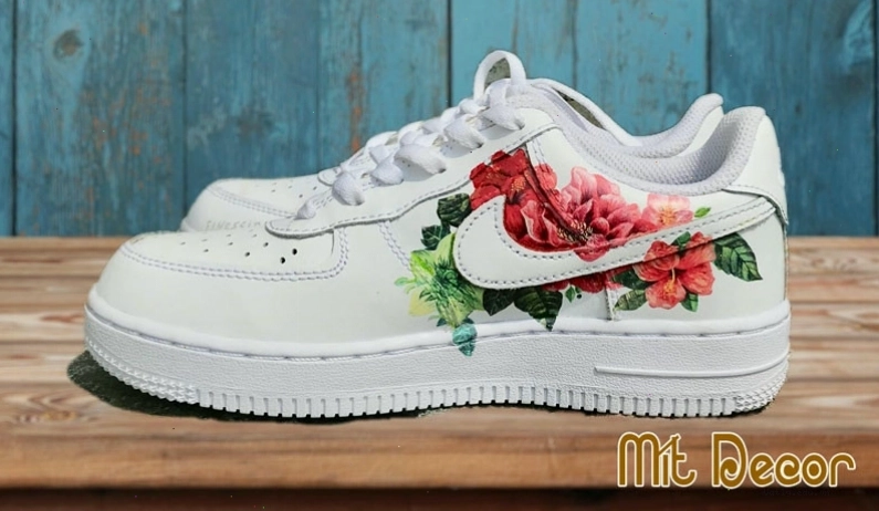 Đôi giày sneaker trắng trang trí hoa hồng và nhân vật anime nữ
