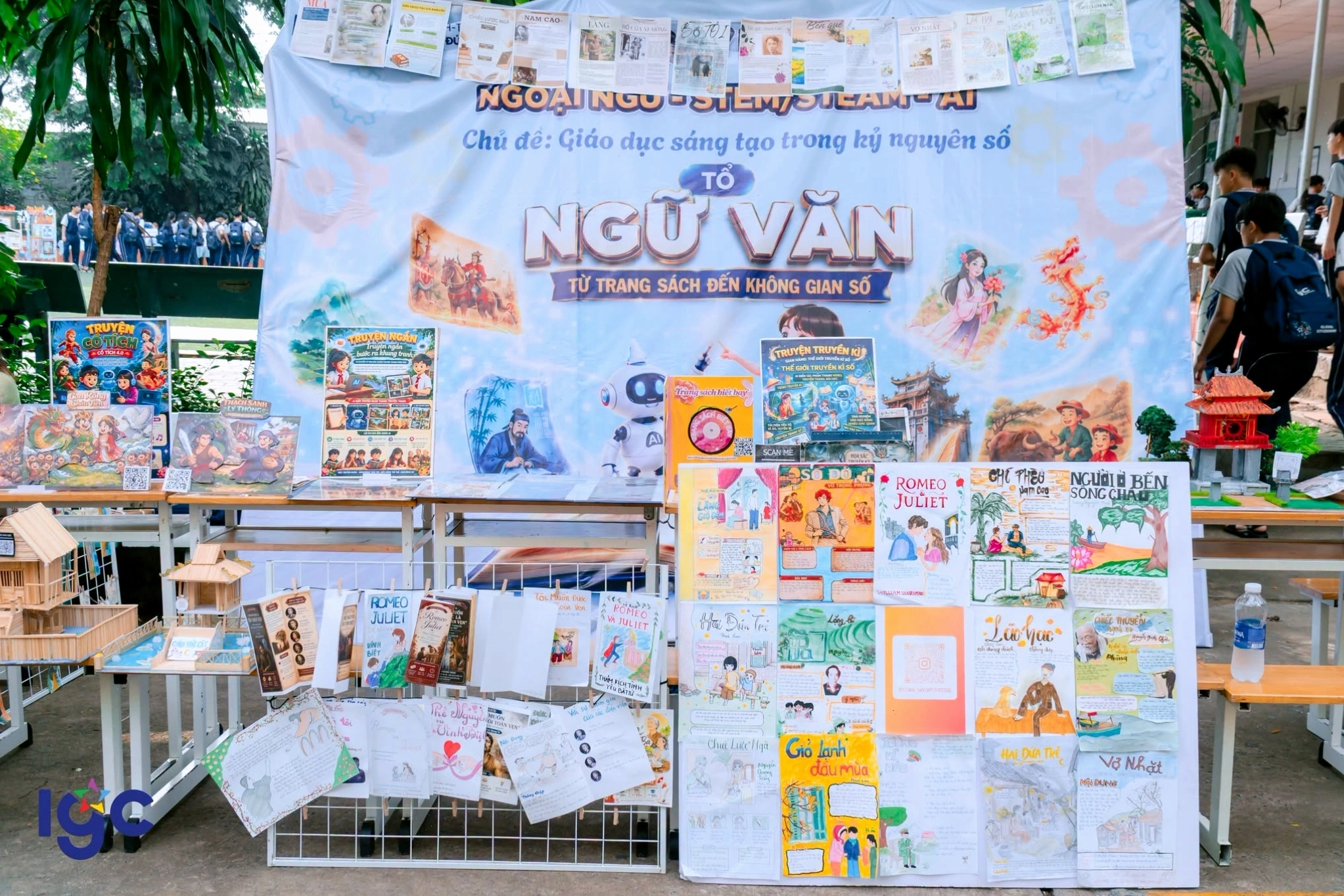 Học sinh thực hành với nam châm và các vật liệu từ tính