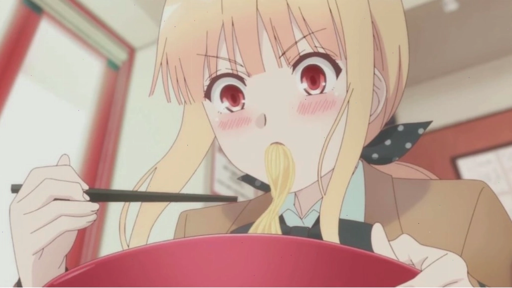 Koizumi đang thưởng thức tô ramen nóng hổi