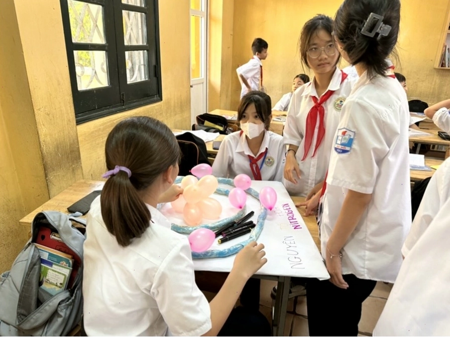 Mô hình nguyên tử Oxy 3D với các electron quay quanh hạt nhân