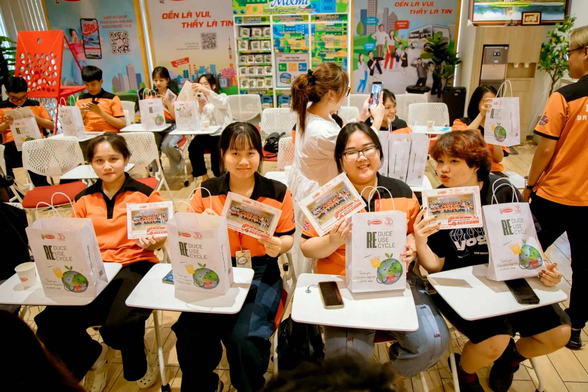 Sơ đồ minh họa phương trình Anh-xtanh