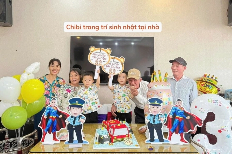 Niềm vui gia đình với chibi sinh nhật bé trai